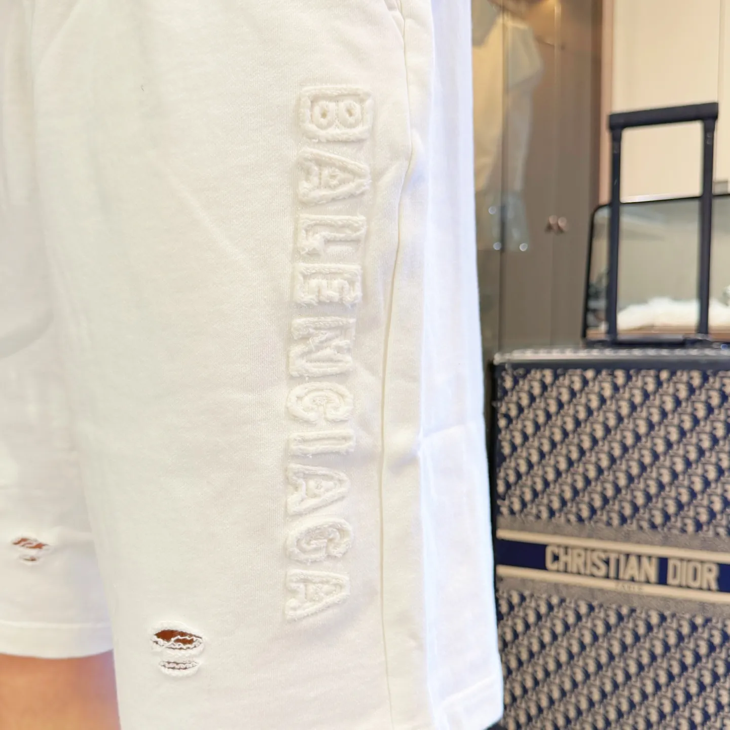 Balenciaga's three-standard complete 2026 summer New Arrival men's casual shorts, advanced custom-made Breathable fabric, Breathable fabric, extremely stretchy and comfortable, impeccable details, top-grade accessories, original logo design concept, delicate and soft feel! The upper body fit is awesome! Size: M-XXXL Please state your height and weight when ordering
